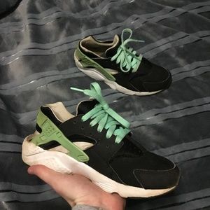 Girls (4.5y) Nike Huaraches Tennis Shoes